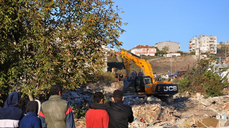 Събориха още къщи в ромската махала във Варна (Снимки)