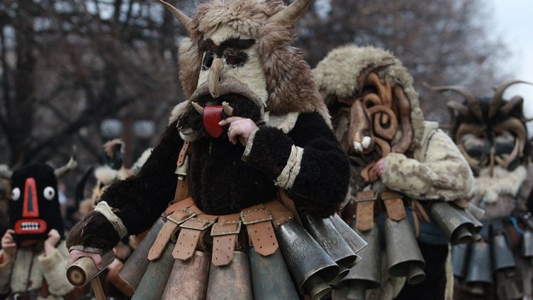 Кукери се биха на "Сурва": Жена загуби бебето си, младеж пострада