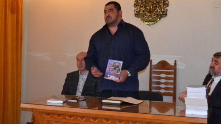 Затворник издаде втората си книга