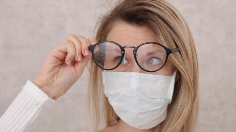 Триковете… как да се отървем от изпотените очила при носенето на маска