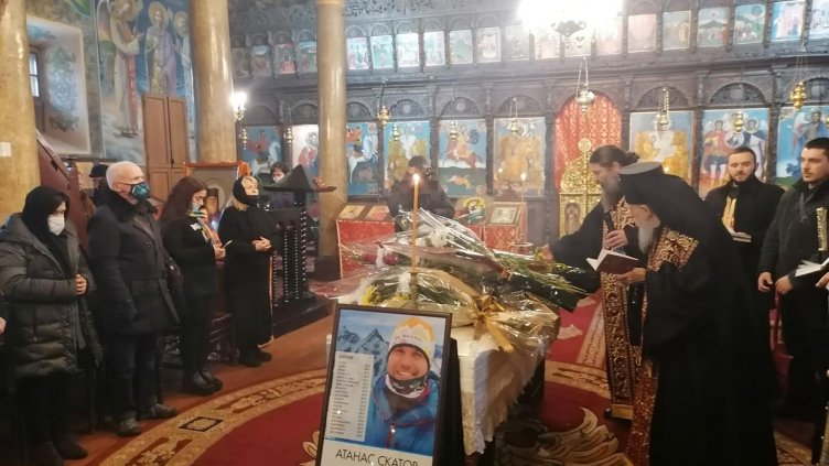 Изпратиха Атанас Скатов в последния му земен път