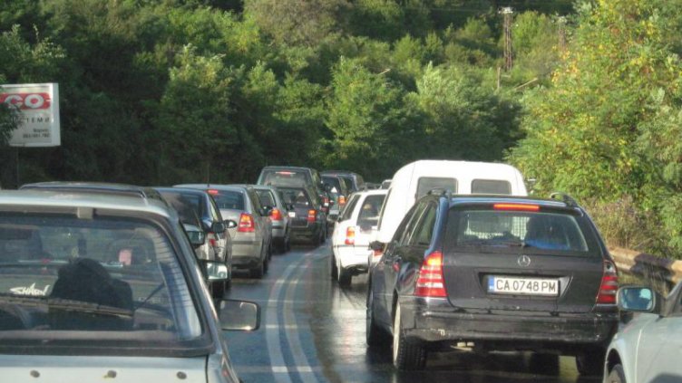 Движението по пътя Mизия - Оряхово се осъществява временно в една лента заради свлачище