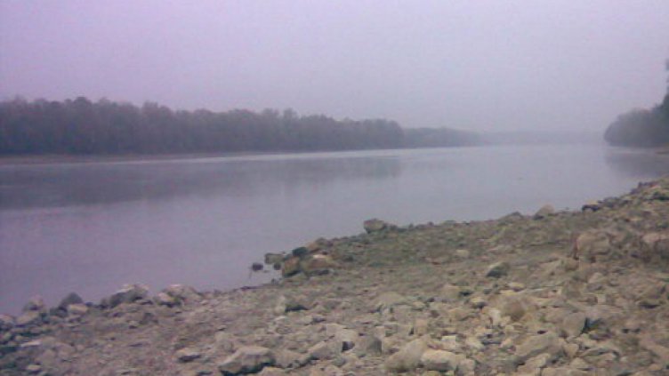 Блокира движението по Дунав