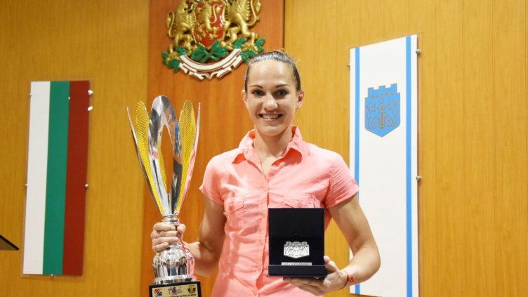 Станимира Петрова удостоена с почетен плакет на Варна