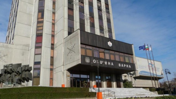 Ремонтират официалното стълбище на община Варна