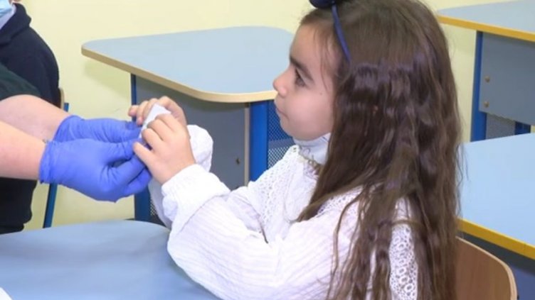 Заразата превзе учениците от 1-ви до 4-ти клас – пък те са присъствено! Мерки?