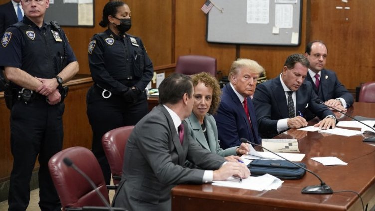 Повдигнаха 34 обвинения срещу Тръмп