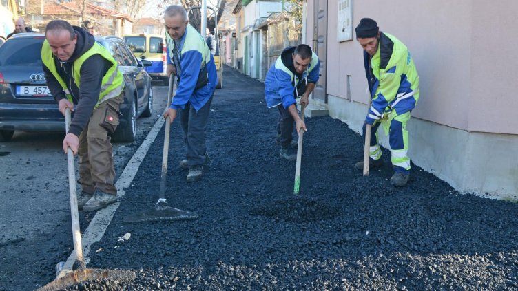 Ремонтират улици във варненския район „Младост“ (СНИМКИ)