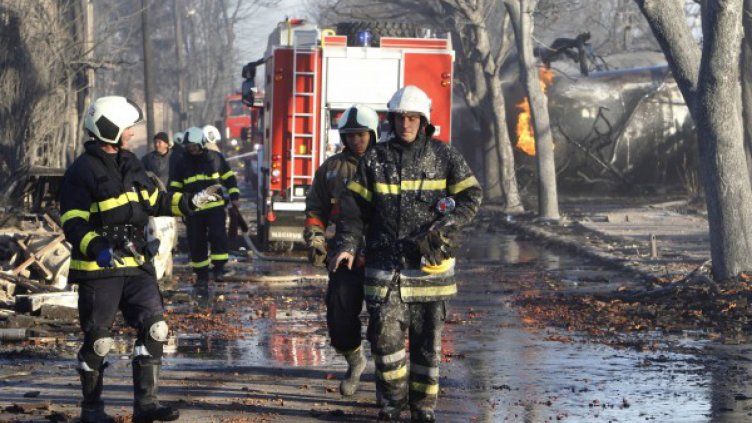 Пожарникар по български: Шофира, гаси, спасява...