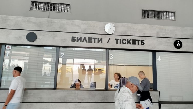 Пътници се оплакват от липса на достатъчен брой седящи места на Автогара "Варна"