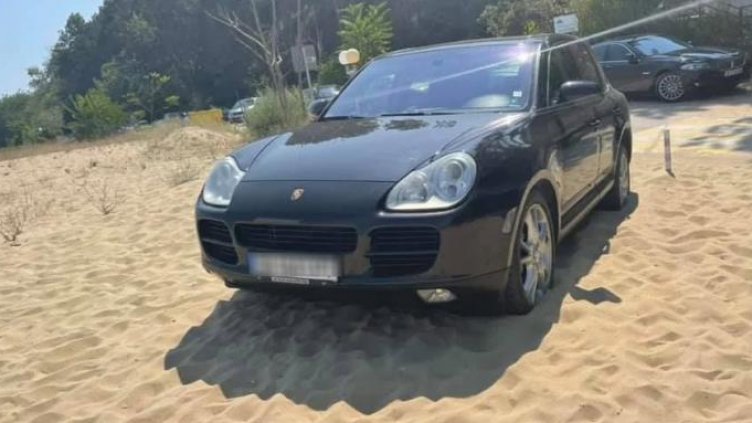 Тарикатлъкът му лъсна: Столичанин паркира Порше връз дюните на Камчия