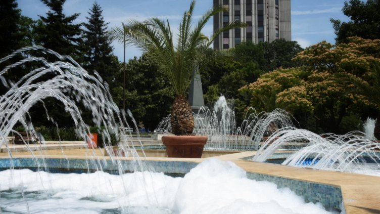 Неизвестен шегаджия отново разпени фонтана пред общината във Варна (СНИМКИ)