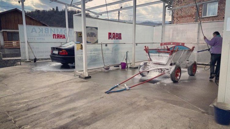 Мъж изми каруцата си на автомивка