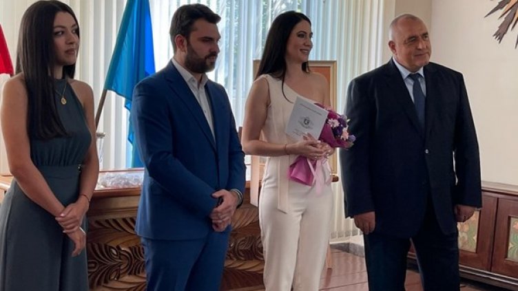 Борисов стана кум на тв водеща и шефа на младежкия ГЕРБ 