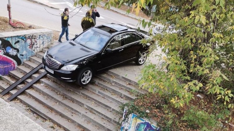 Шофьор на "Мерцедес" с акробатически умения. Хукна по стълби във Варна