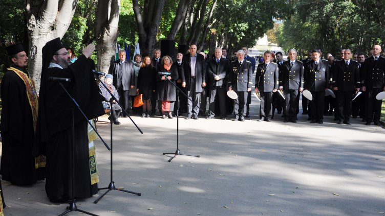 Варненци се събраха за празник по случай Денят на народните будители (СНИМКИ)