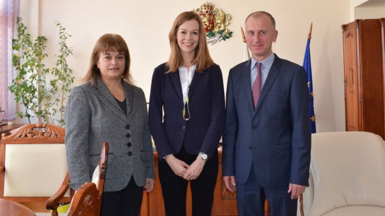 Унгарският магистрат Виктория Майор (в средата) се срещна с председателят на Окръжен съд - Варна Марин Маринов  и със своята колежка от Наказателно отделение Светла Даскалова