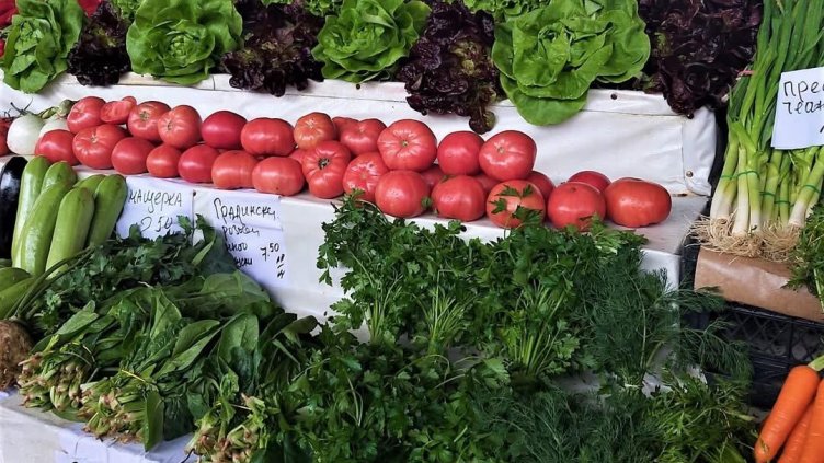 Шопската салата поевтинява, млечните продукти също