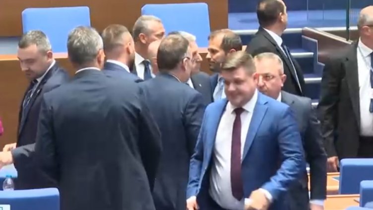 Напрежение в парламента! Депутати се блъскат и обиждат