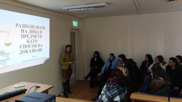 Ученици от V ЕГ посетиха Районен съд-Варна