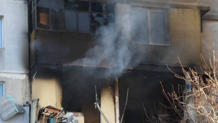 Жени запалиха свещ за покойник и починаха в пожар