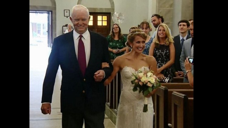 Булка беше придружена до олтара от мъжа, носещ сърцето на баща ѝ (Видео)