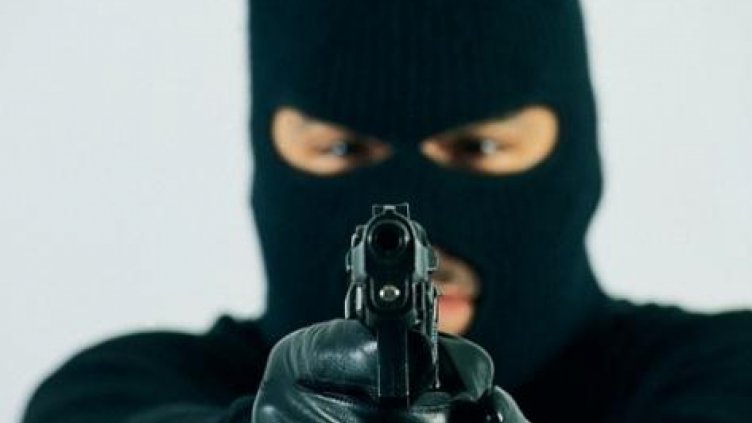 Въоръжен обир в столицата, издирват двама крадци