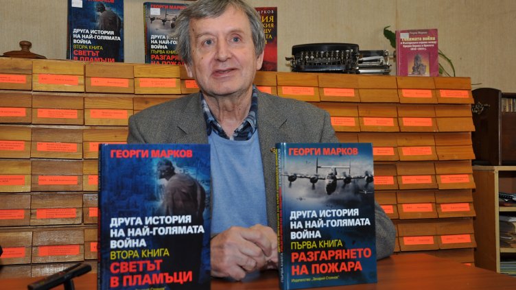 АКАДЕМИК ГЕОРГИ МАРКОВ представи във варненската библиотека новите си книги – двата тома, посветени на Втората световна война и „Любомъдрие на историята“. Снимка ПЛАМЕН ГУТИНОВ