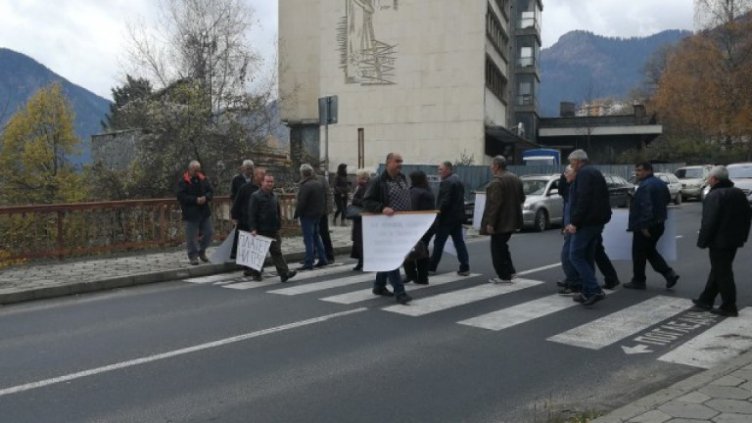 Работници блокираха пътя Смолян-Пампорово, заради неизплатени заплати