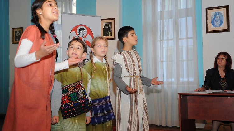 МНОГО ОТ ДЕЦАТА порастват в нашите школи, почти нямаме текучество през годините, подчерта Монка Николова. Снимка Пламен Гутинов, архив