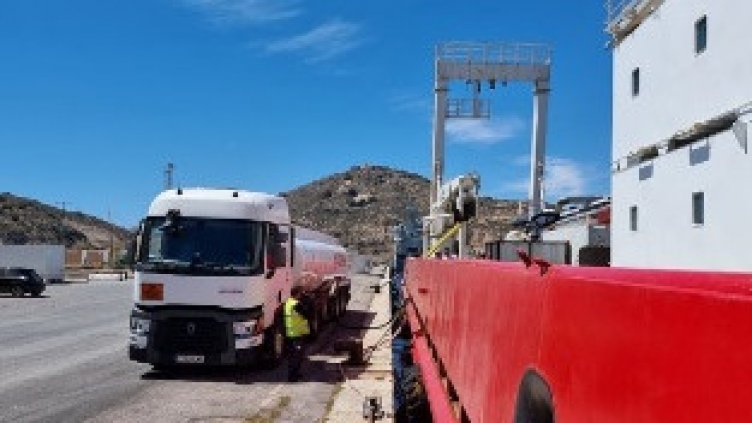 НИК 421 напълни гориво и отплава за Пирея