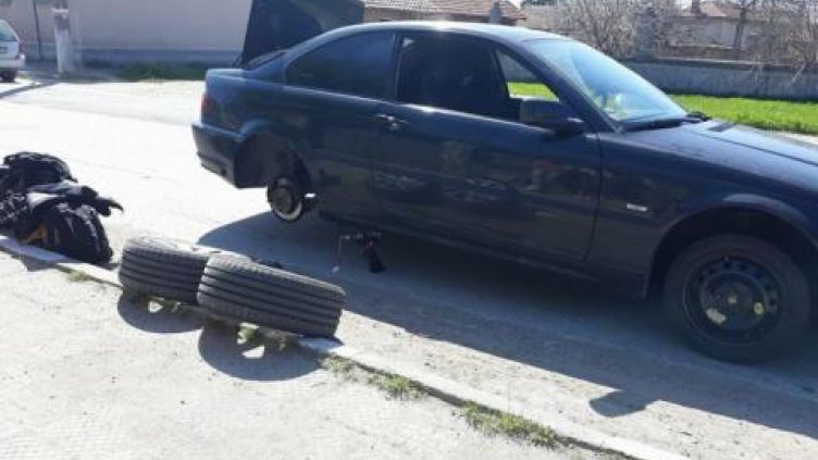 Дупки в българско село погълнаха лимузина