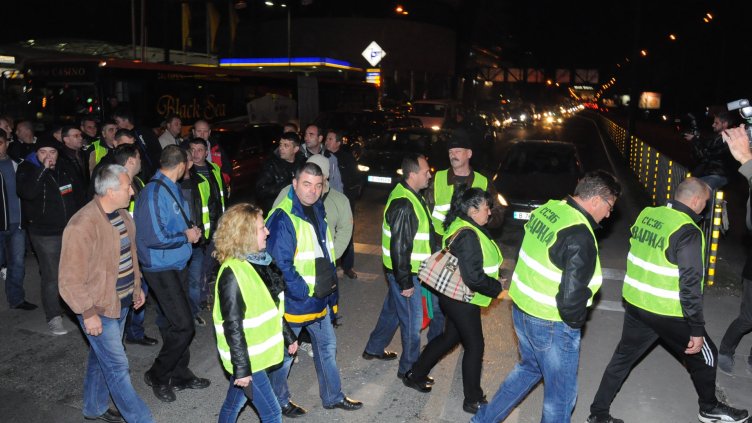 Стотици полицаи блокираха изхода на Варна (СНИМКИ)