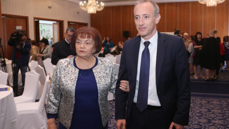 Такева: Малко над 1/3 от работещите в образованието искат да се ваксинират