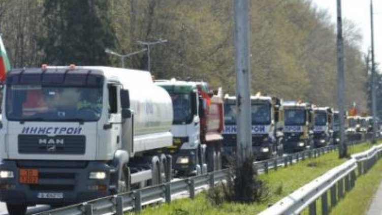 Превозвачите още по-недоволни след протеста: Блокират граници, спират доставки