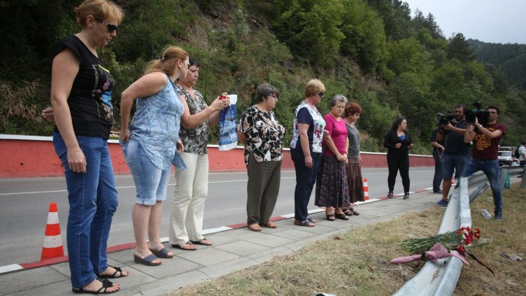 Столична община поема разходите по погребенията на загиналите от автобуса-ковчег