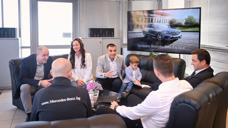 Подписаха договора за детска линейка, купена с пари от капачки във Варна