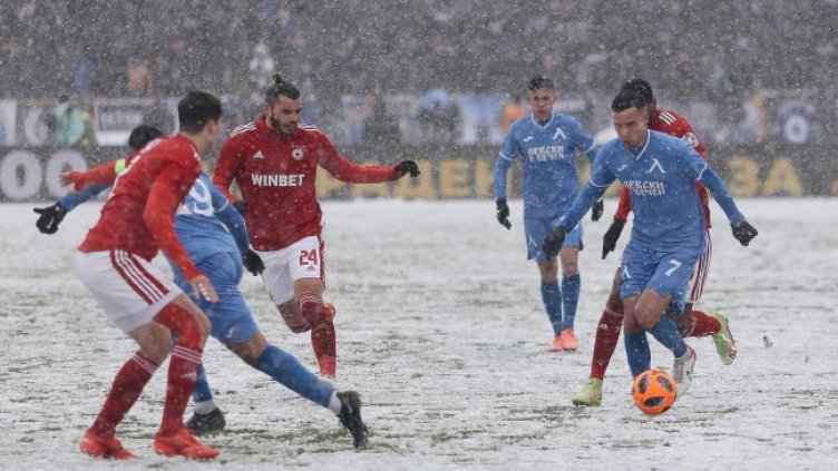 ЦСКА и Левски с нулево равенство в снега