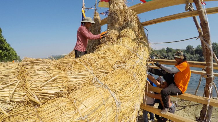 Баща и син от племето аймара разкриха тайната на тръстиковите лодки (СНИМКИ)