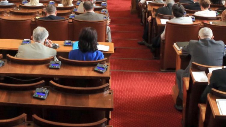 За кожата на една депутатка на "спирката": На косъм от бой...