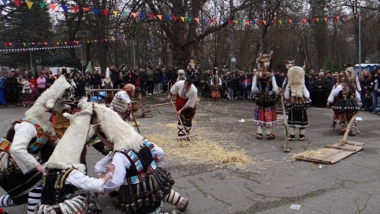 Гонят злото в Ямбол с китайски дракон и български кукери