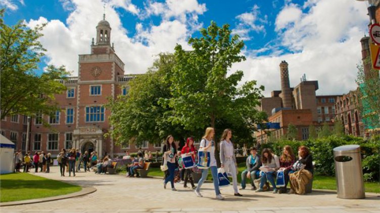 Великобритания запазва таксите за българи в университетите