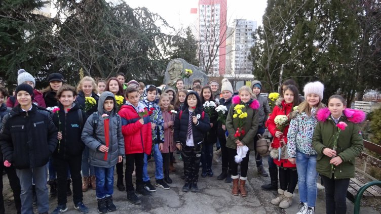 124 години от рождението на своя патрон отбелязва СУ „Гео Милев”