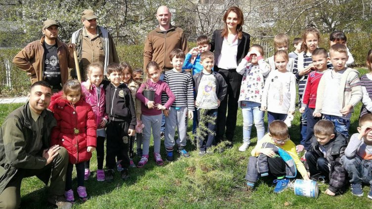 Деца поздравиха варненските лесовъди за Седмицата на гората