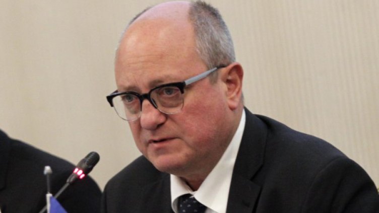 И след спорните учебни програми – уволнения!