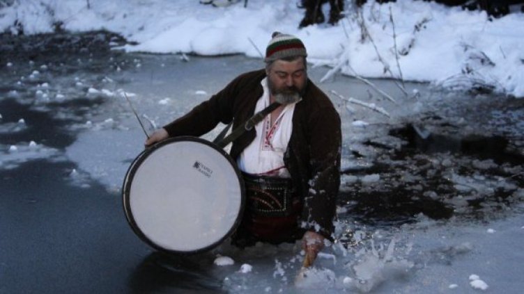 С тъпан и песен: Ледено хоро във водите на Тунджа