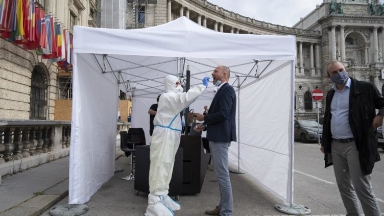 В Австрия, Шотландия, Северна Ирландия и Канада влизат в сила нови ограничения