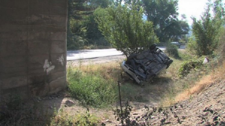 19-годишен „излетя“ с колата от мост близо до главния път Е-79