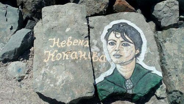 Лица на известни личности украсиха вълнолома на Приморско (СНИМКИ)