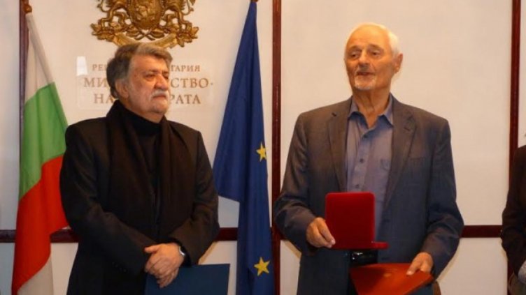 Българско гражданство и награди за Тед Кочев